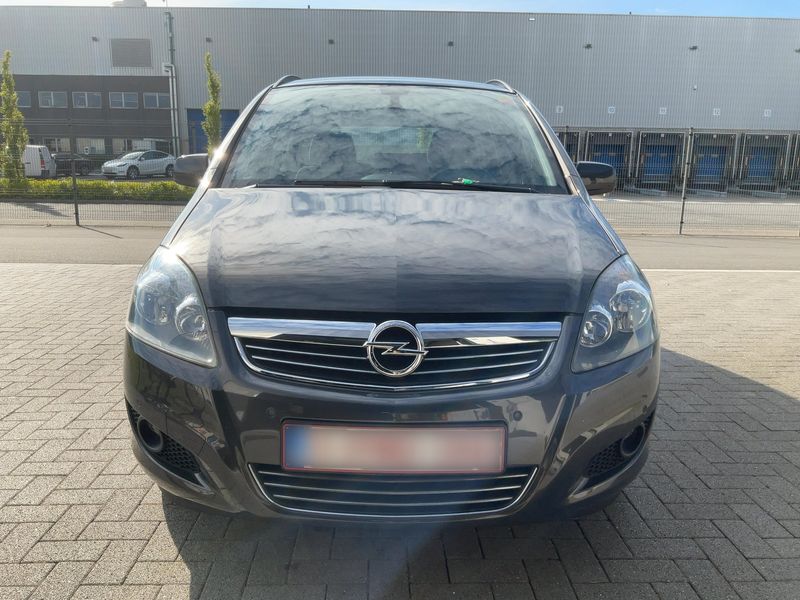 Opel Zafira 1.6 Family Plus — zdjęcie 9