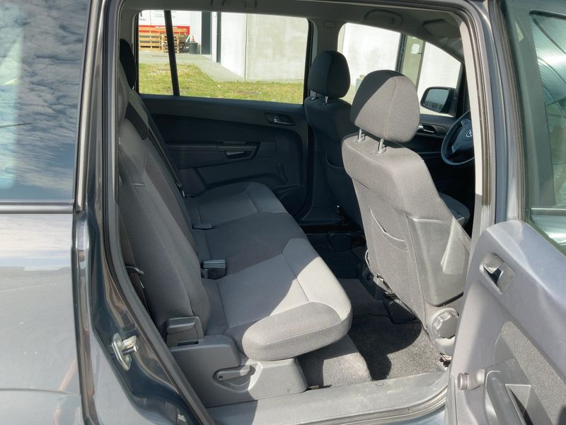 Opel Zafira 1.6 Family Plus — zdjęcie 14