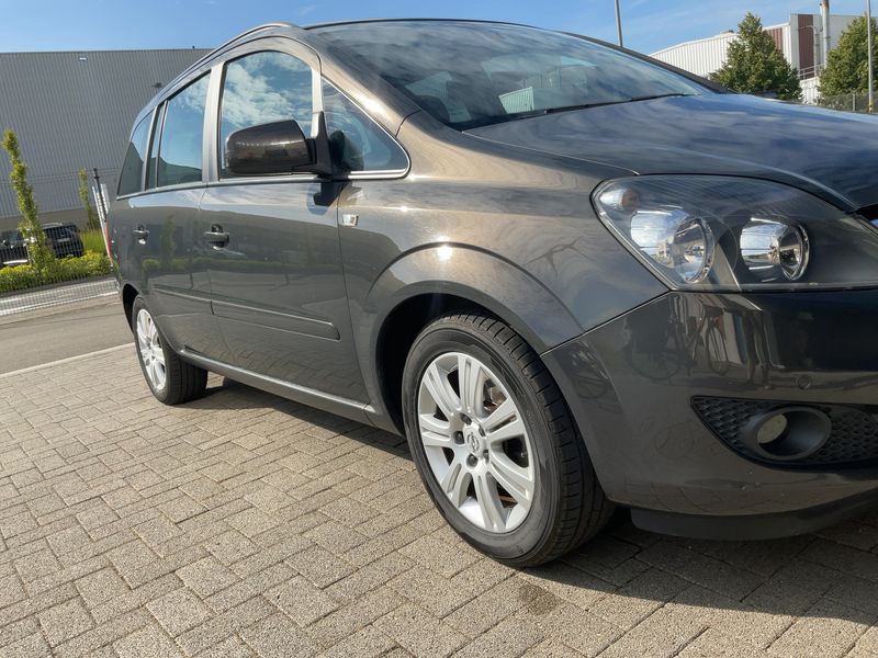 Opel Zafira 1.6 Family Plus — zdjęcie 8