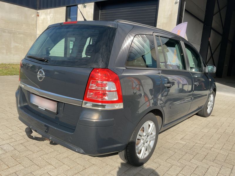 Opel Zafira 1.6 Family Plus — zdjęcie 6