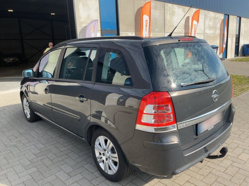 Opel Zafira 1.6 Family Plus — zdjęcie 3
