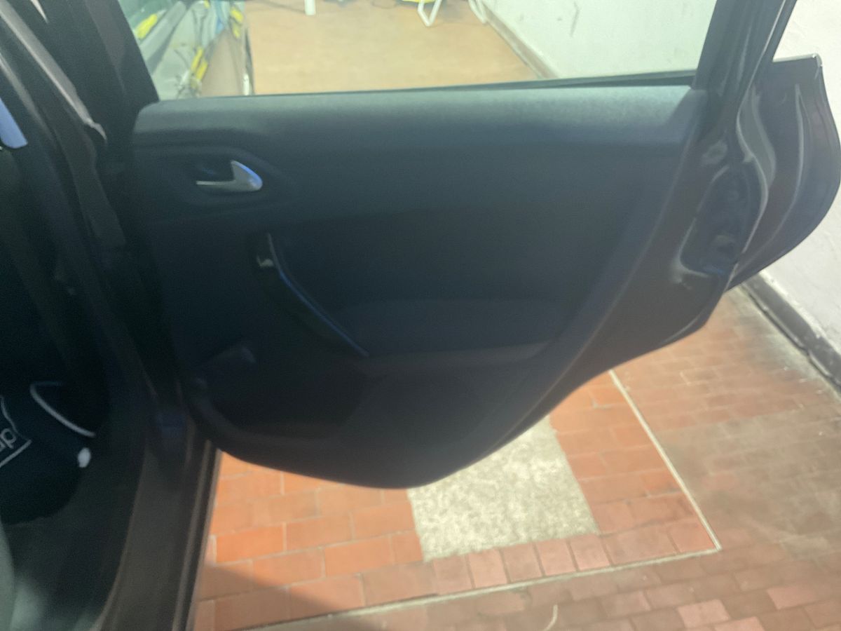 Peugeot 208 2017 — photo 12