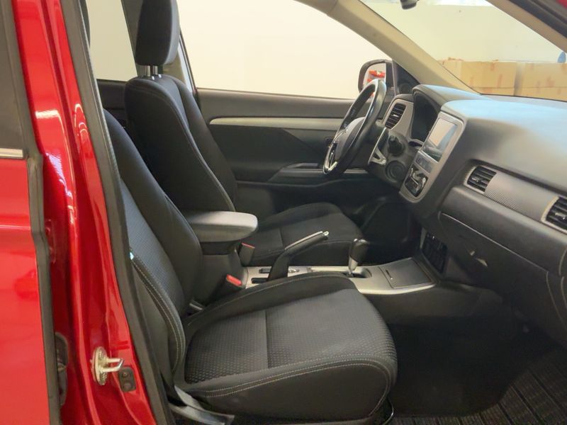 Mitsubishi Outlander 2.0 MIVEC Plus 4WD — zdjęcie 11