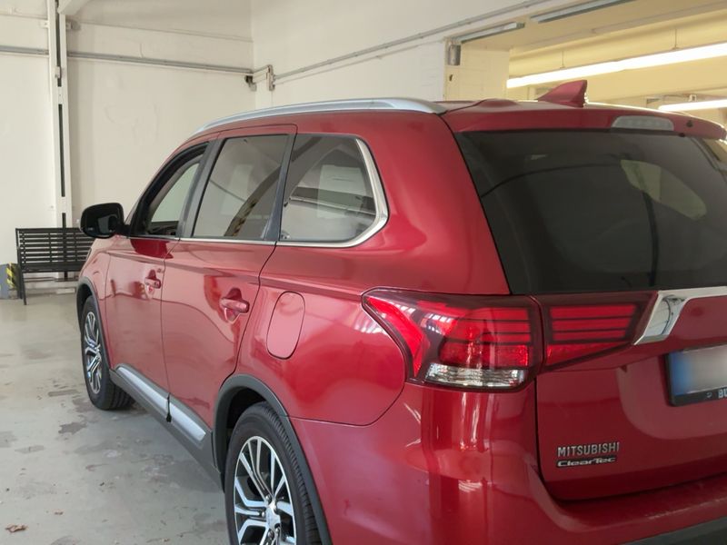 Mitsubishi Outlander 2.0 MIVEC Plus 4WD — zdjęcie 3