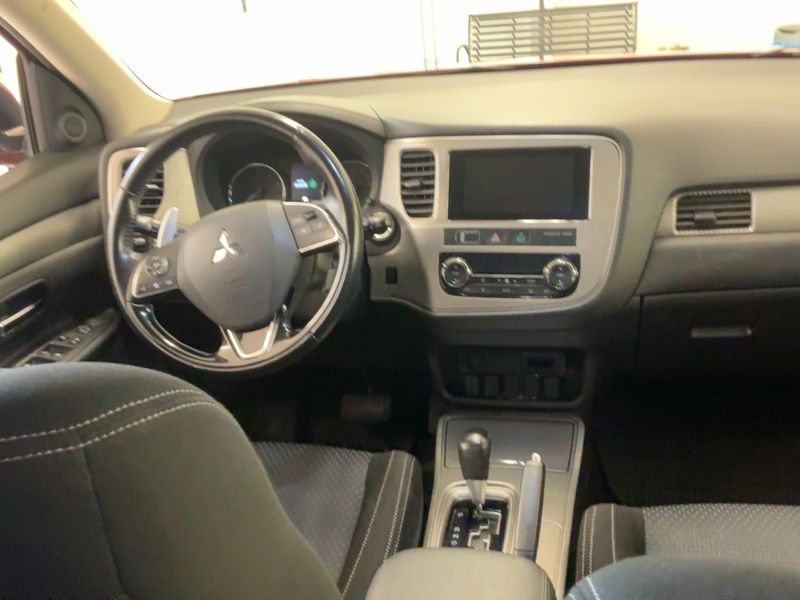 Mitsubishi Outlander 2.0 MIVEC Plus 4WD — zdjęcie 12