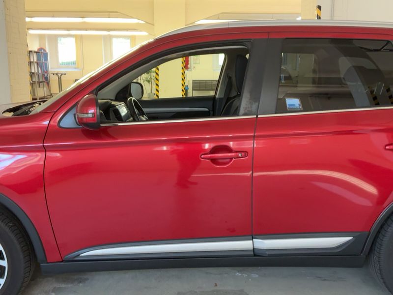 Mitsubishi Outlander 2.0 MIVEC Plus 4WD — zdjęcie 4