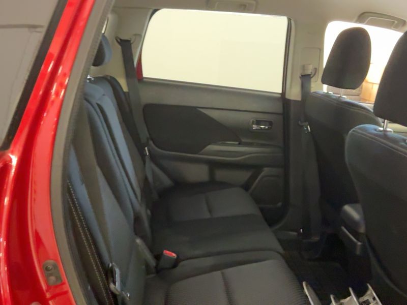 Mitsubishi Outlander 2.0 MIVEC Plus 4WD — zdjęcie 14