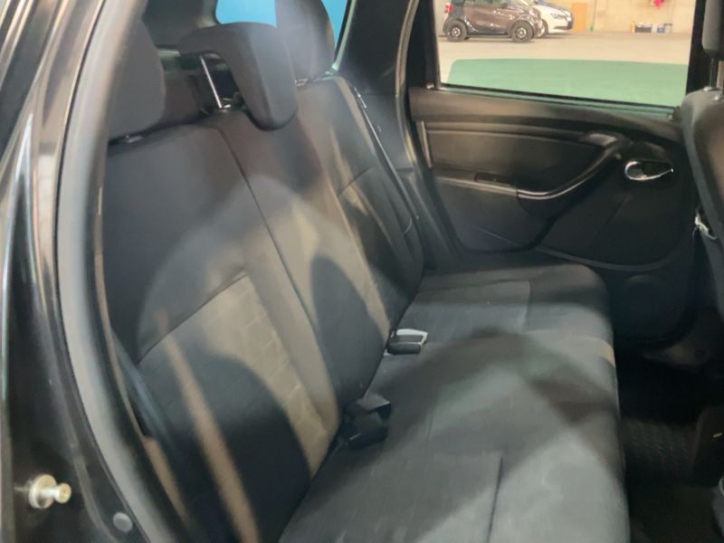 Dacia Duster 1.5 dCi Laureate 4x2 — zdjęcie 14