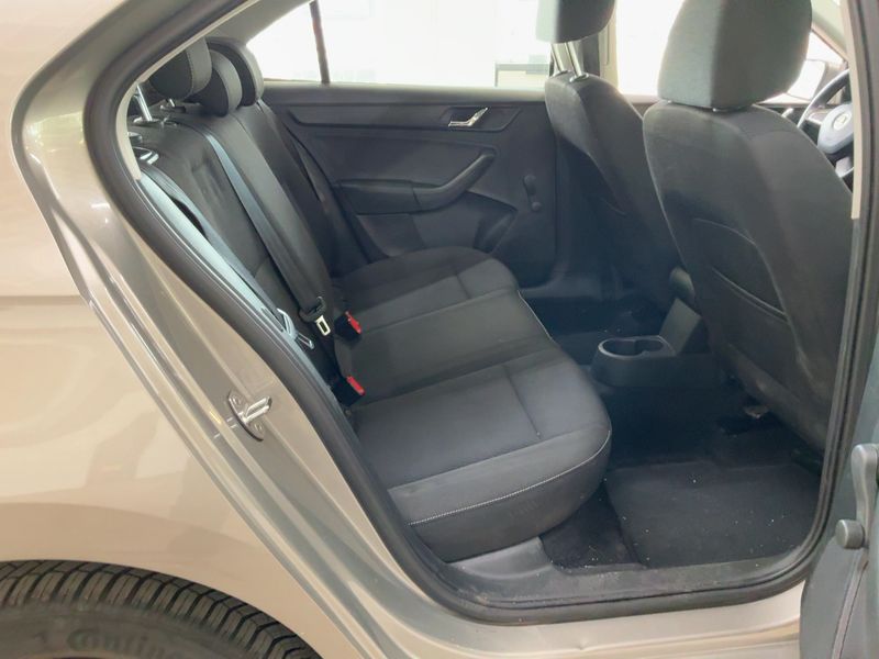 Skoda Rapid 1.2 TSI Ambition — zdjęcie 14