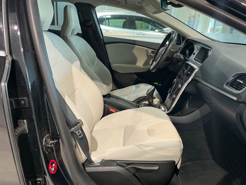 Volvo V40 1.6 D2 Momentum — zdjęcie 3
