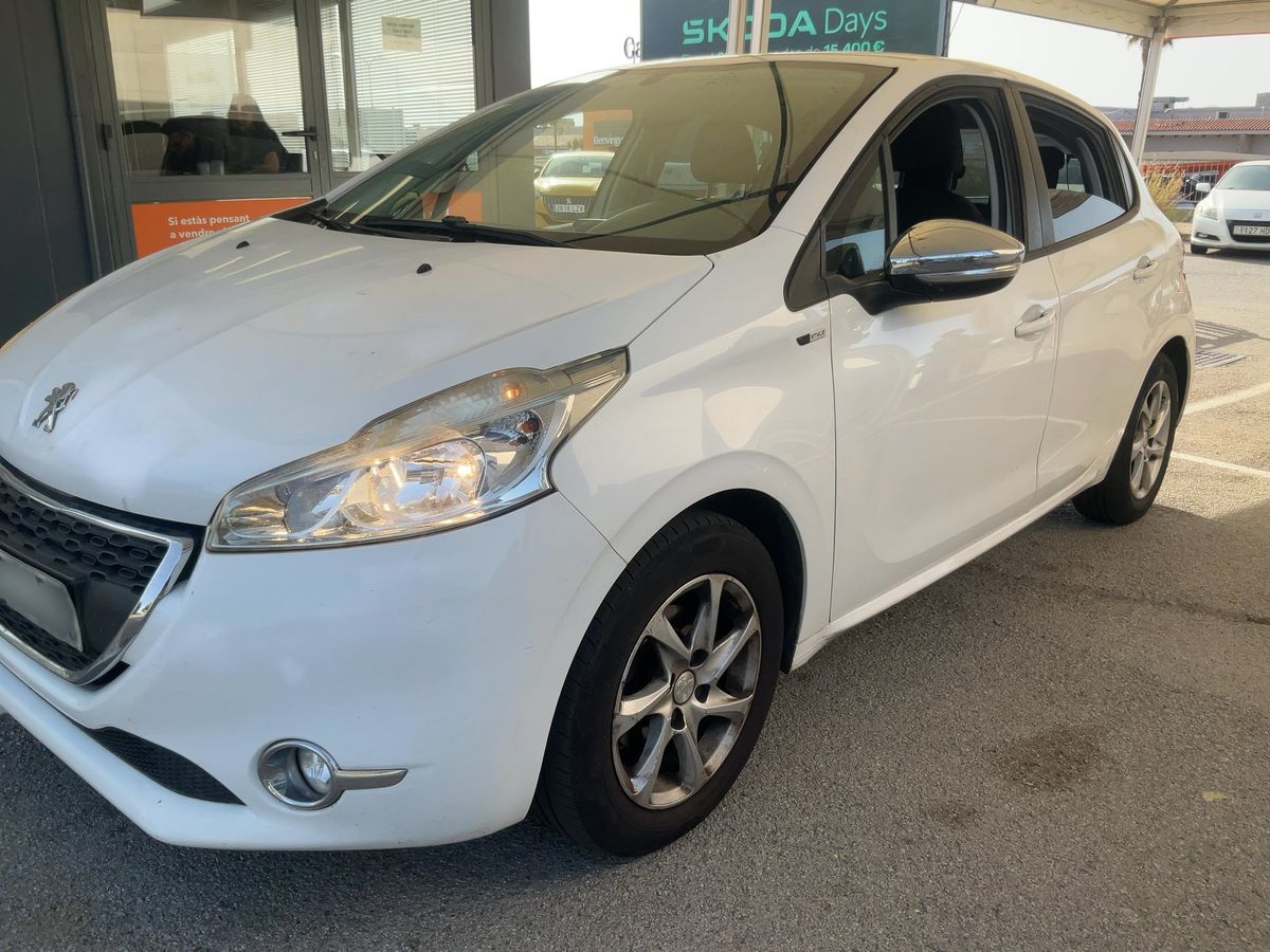 Peugeot 208 2015 — photo 1