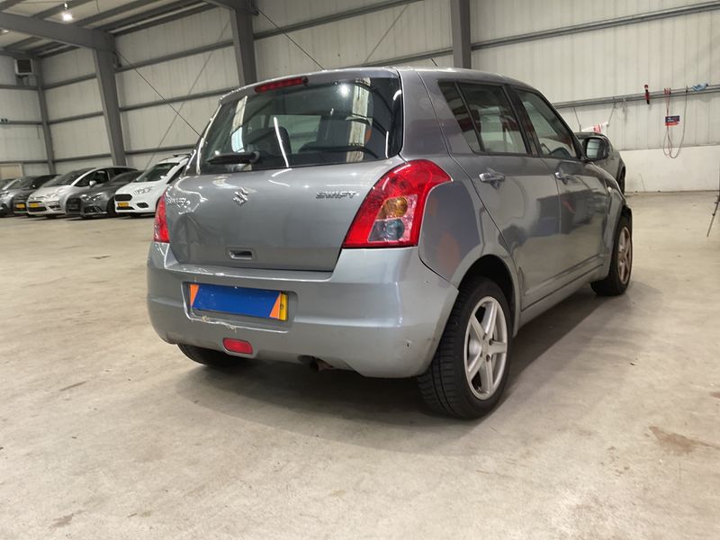 Suzuki Swift 1.3 Comfort — zdjęcie 2