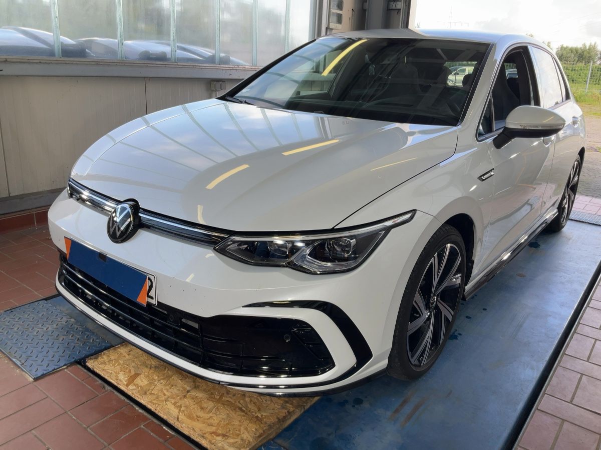 Volkswagen Golf VIII 2.0 TSI R-Line