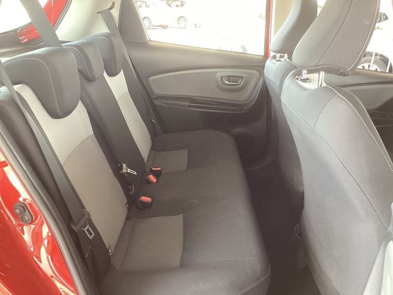 Toyota Yaris 1.0 Comfort — zdjęcie 14