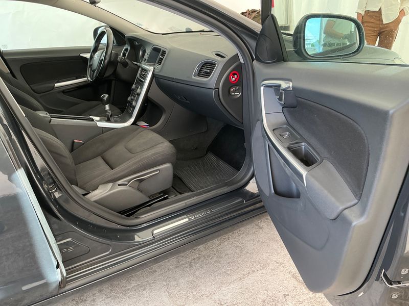 Volvo V60 2.0 D4 Kinetic — zdjęcie 3