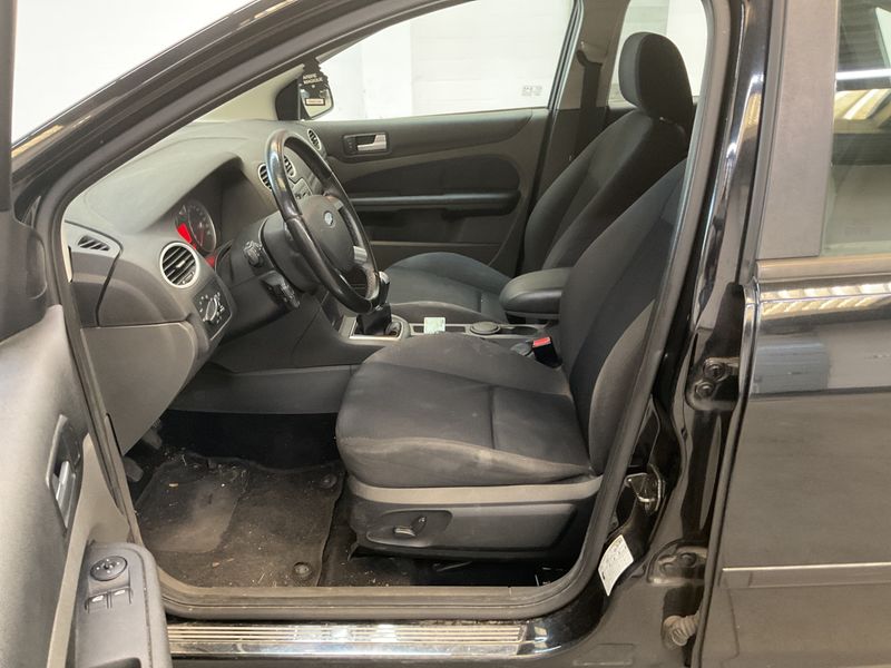 Ford Focus 1.8 Flexifuel Sport — zdjęcie 3