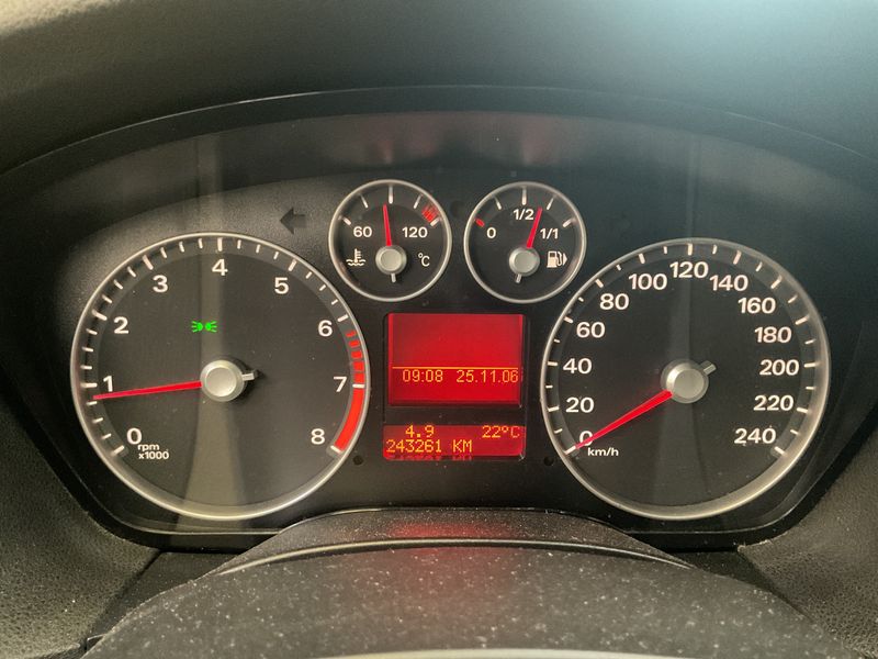 Ford Focus 1.8 Flexifuel Sport — zdjęcie 4