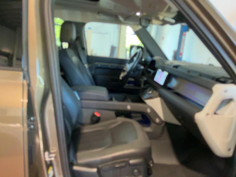 Land Rover Defender D240 110 S — zdjęcie 11