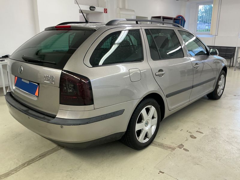 Skoda Octavia 2.0 FSI Elegance — zdjęcie 2