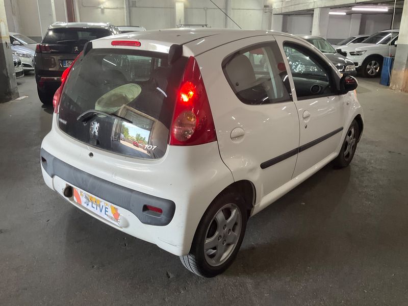 Peugeot 107 1.0 Urban — zdjęcie 2