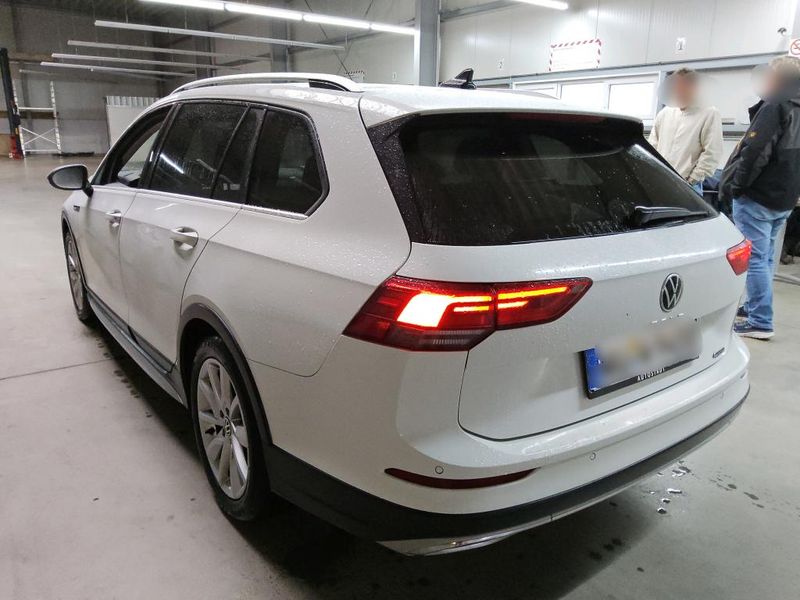 Volkswagen Golf VIII 2.0 TDI Alltrack 4Motion — zdjęcie 14