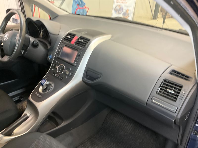 Toyota Auris 1.8 Hybrid Executive 2012 – снимка 32