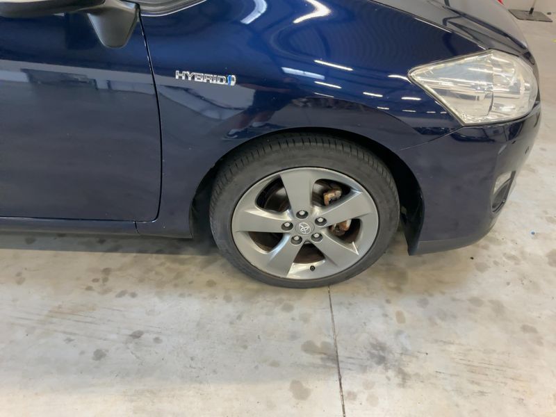 Toyota Auris 1.8 Hybrid Executive 2012 – снимка 11