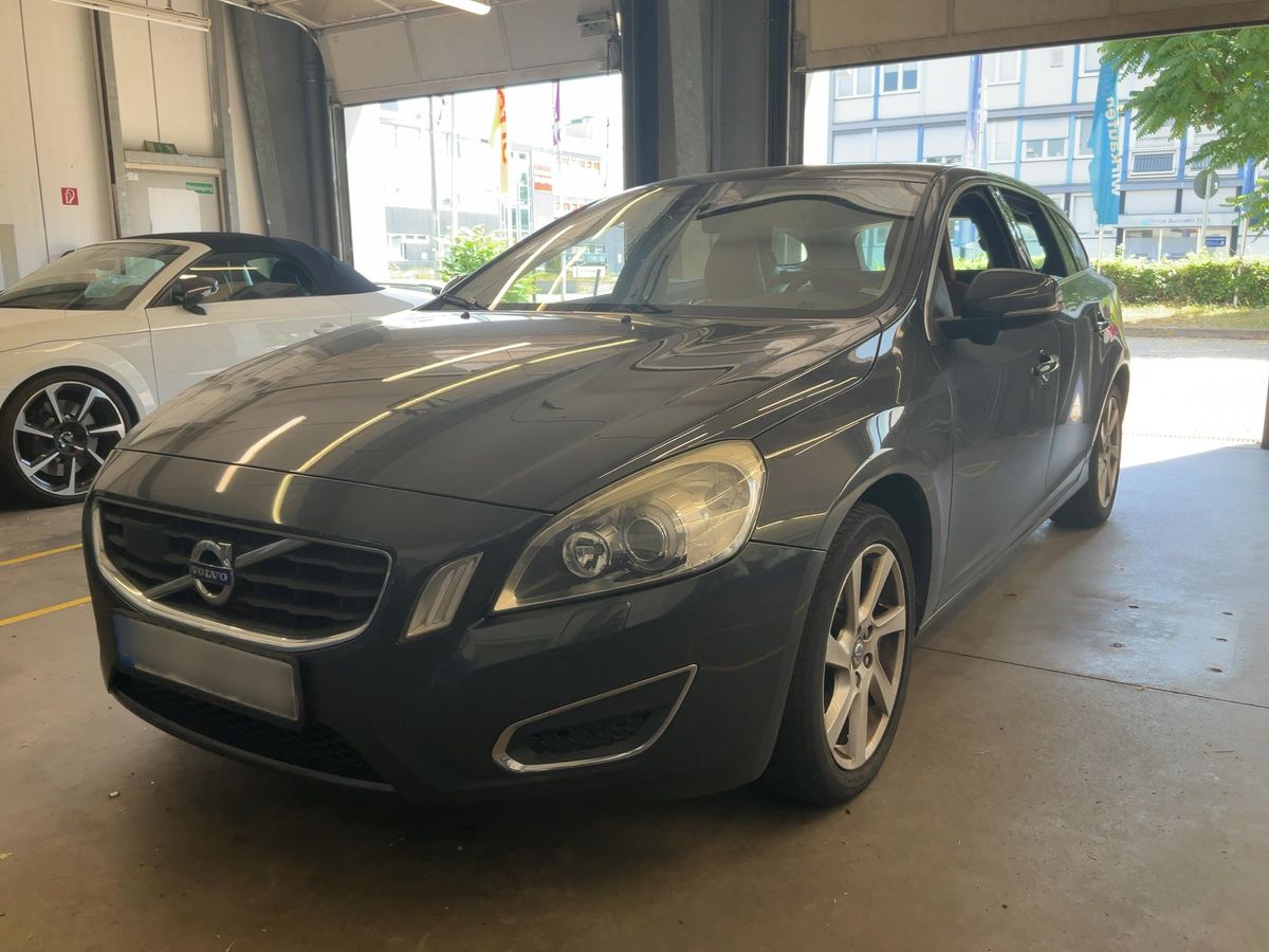 Volvo V60 2010 — photo 1