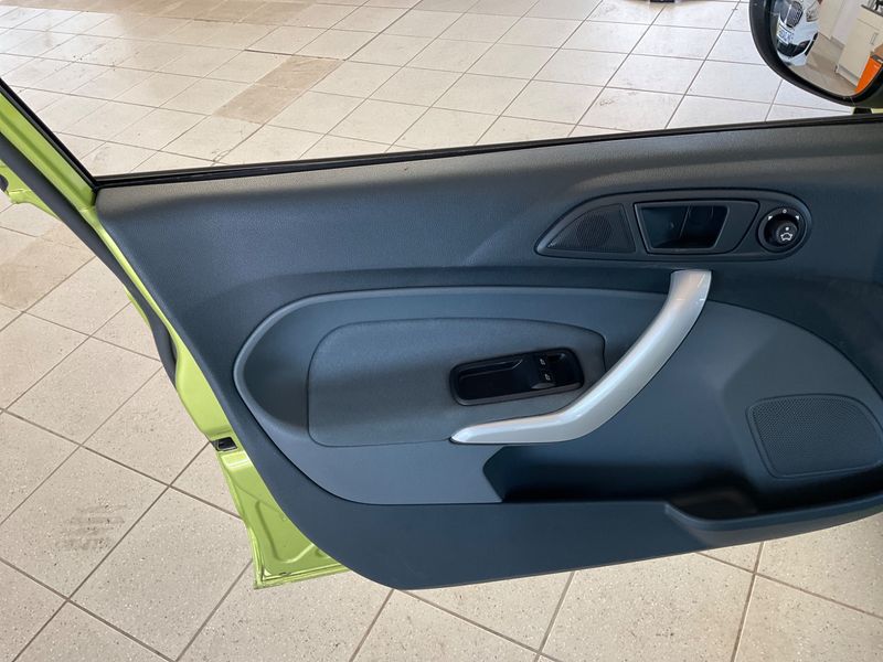 Ford Fiesta 1.4 Titanium 2010 – снимка 31