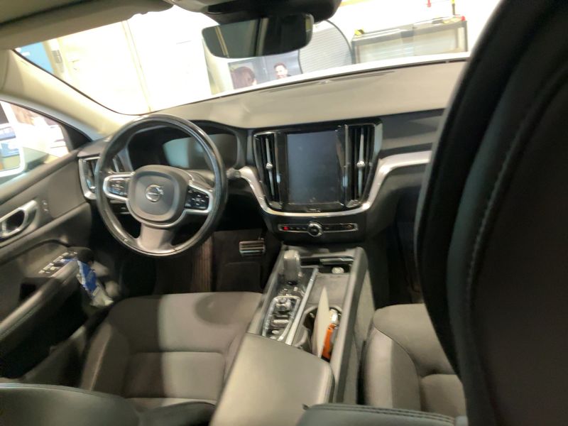 Volvo V60 2.0 B4 Mild-Hybrid Momentum — zdjęcie 12