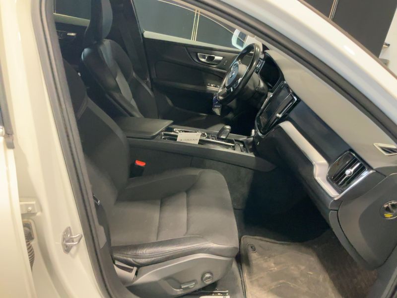 Volvo V60 2.0 B4 Mild-Hybrid Momentum — zdjęcie 11