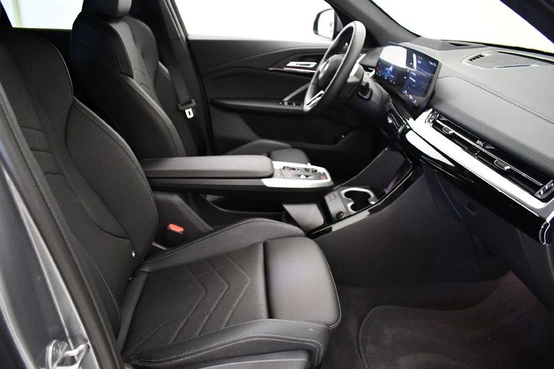 BMW iX2 eDrive20 M Sport — zdjęcie 9