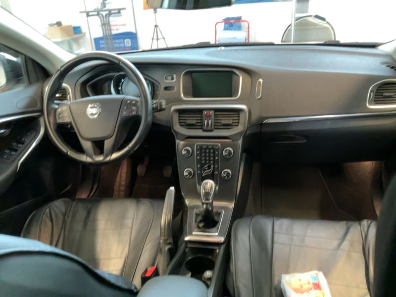 Volvo V40 Cross Country 1.6 D2 Kinetic — zdjęcie 12