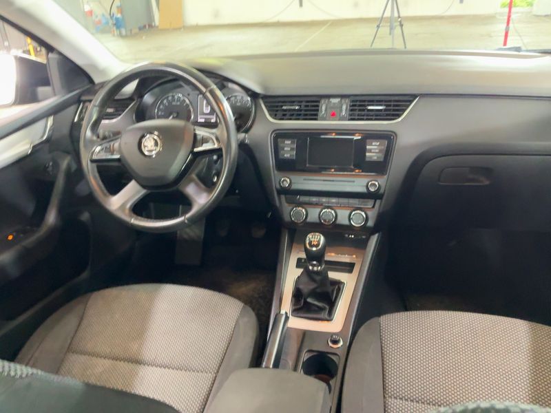 Skoda Octavia 1.6 TDI Ambition — zdjęcie 12