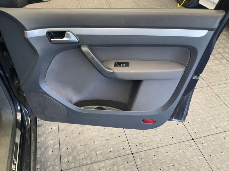 Volkswagen Touran 2.0 TDI Life BlueMotion Tech 2014 – снимка 35