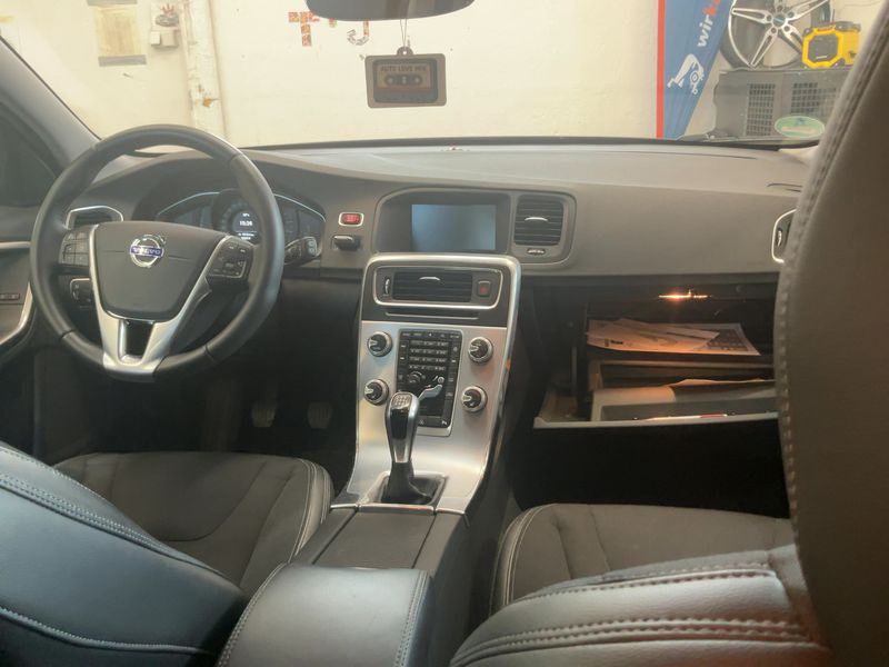 Volvo V60 2.0 D3 Momentum — zdjęcie 12