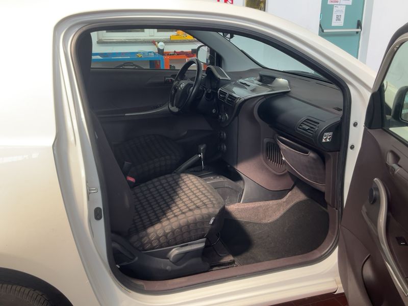 Toyota iQ 1.0 VVT-i — zdjęcie 11