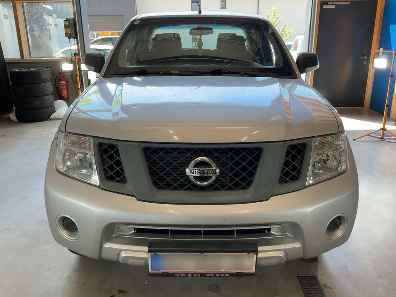 Nissan Navara Pick-up 2.5 dCi Double Cab XE 4x4 — zdjęcie 9
