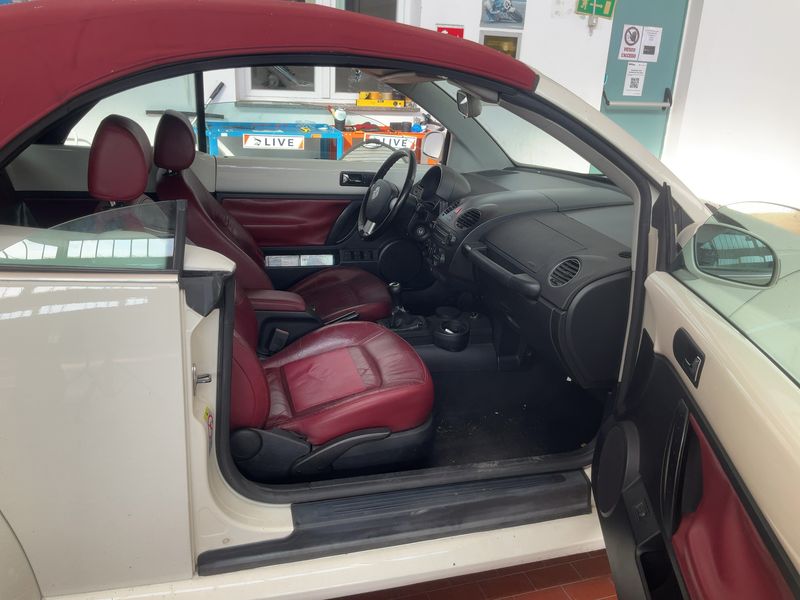 Volkswagen New Beetle 1.9 TDI Red Edition — zdjęcie 11
