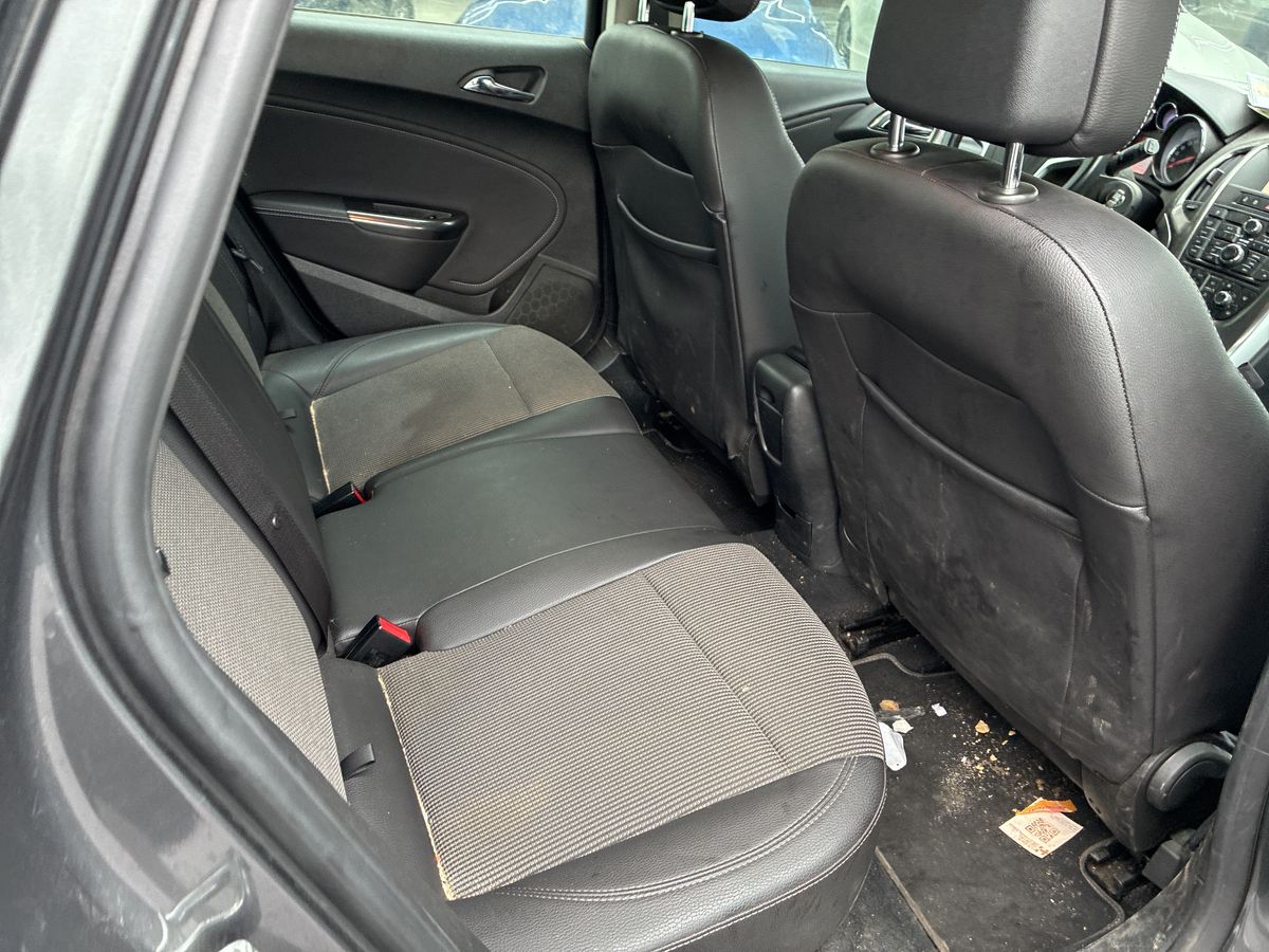 Opel Astra 2012 — photo 15