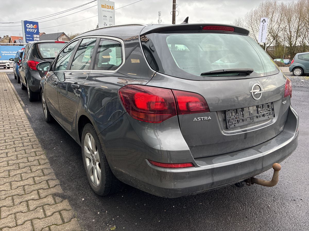 Opel Astra 2012 — photo 4