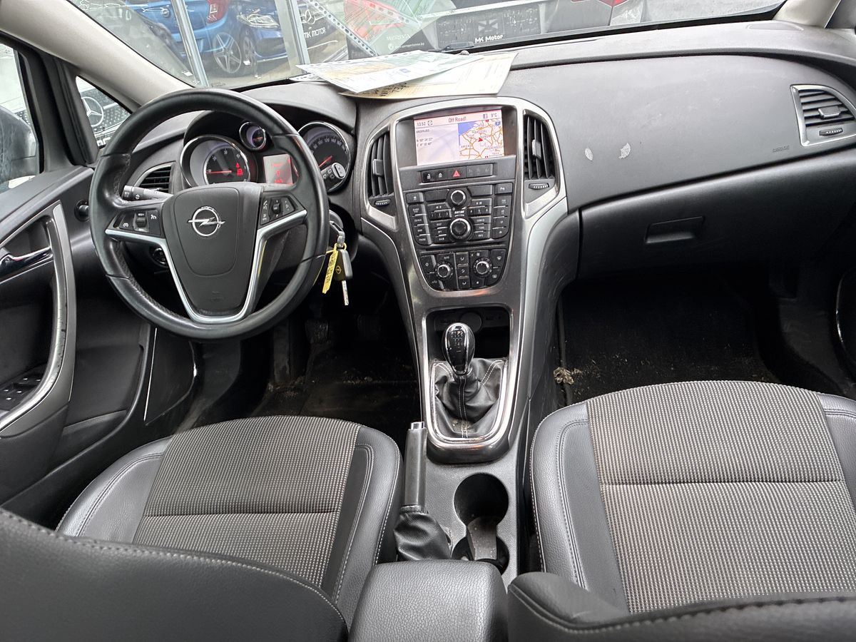 Opel Astra 2012 — photo 12