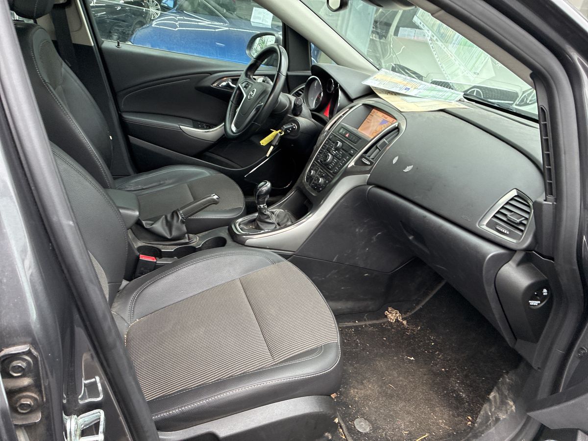 Opel Astra 2012 — photo 11