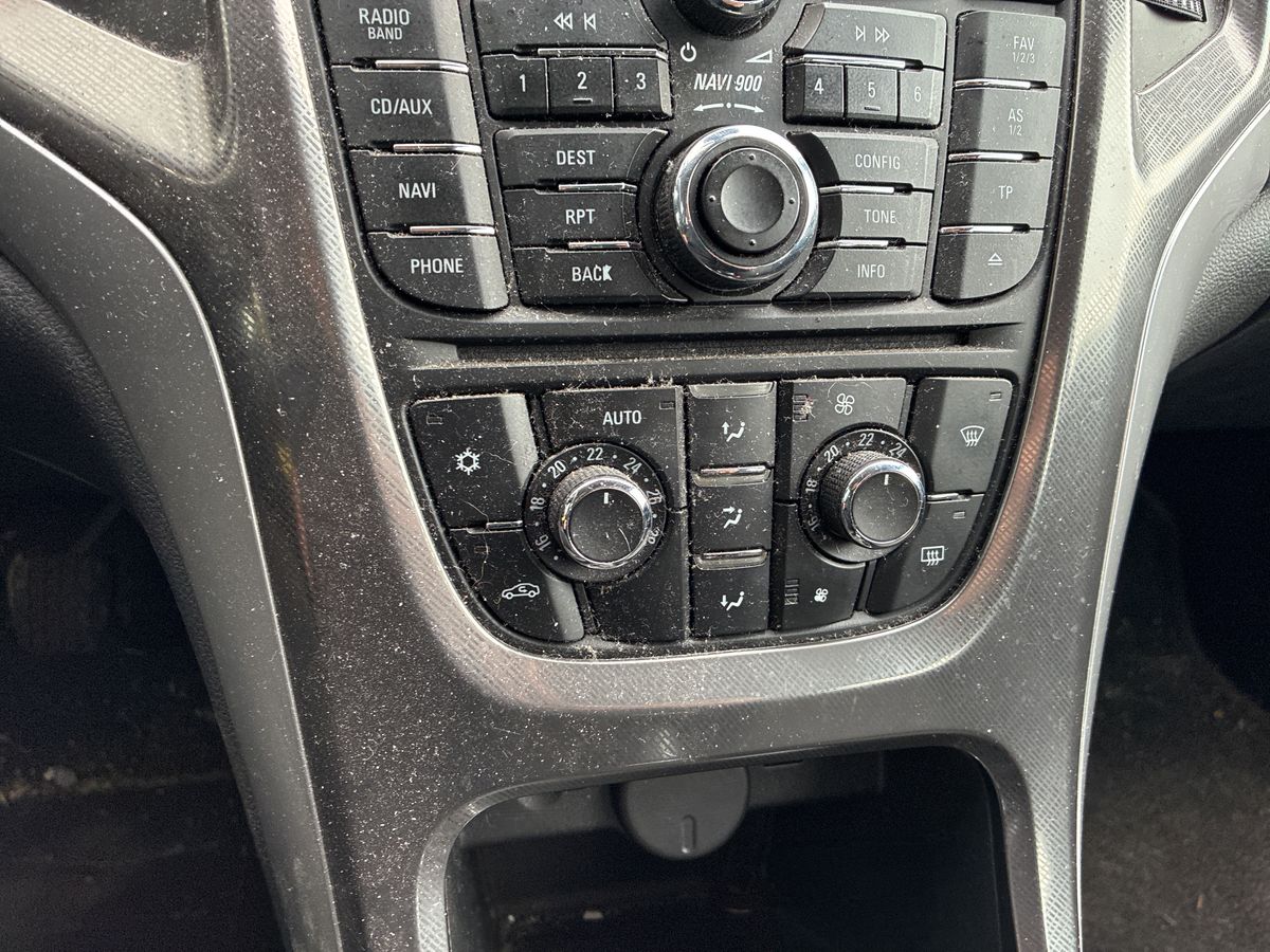 Opel Astra 2012 — photo 21