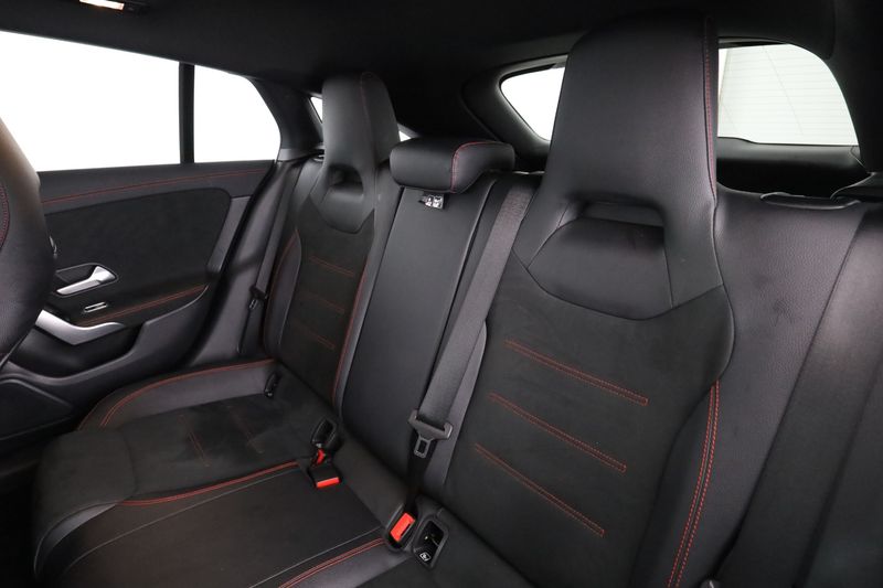 Mercedes-Benz CLA-Klasse CLA 200 Shooting Brake AMG Line — zdjęcie 14