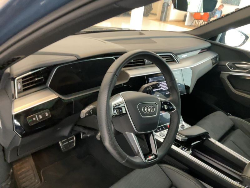 Audi Q8 50 e-tron quattro S line — zdjęcie 12