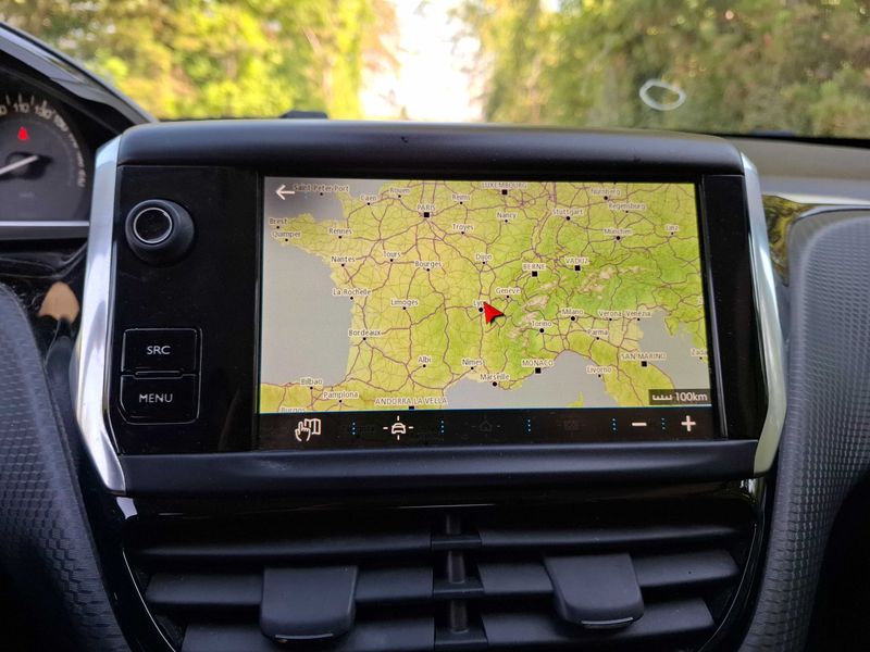 Peugeot 2008 1.2 PureTech Allure 2018 – снимка 13