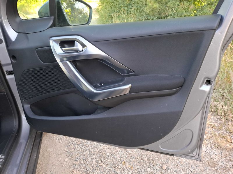 Peugeot 2008 1.2 PureTech Allure 2018 – снимка 53