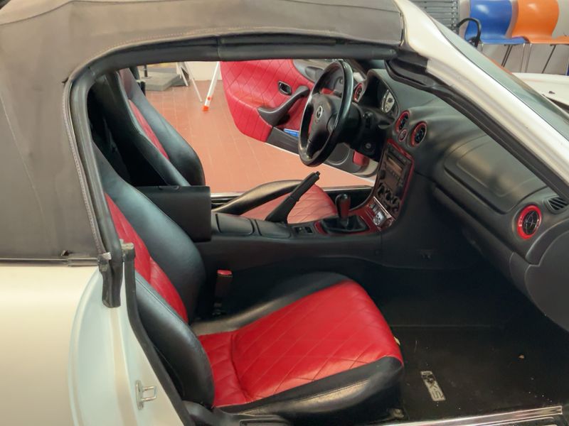 Mazda MX-5 1.9 Roadster — zdjęcie 11
