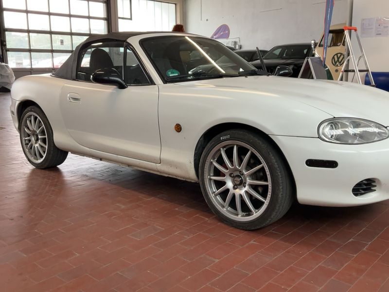 Mazda MX-5 1.9 Roadster — zdjęcie 8